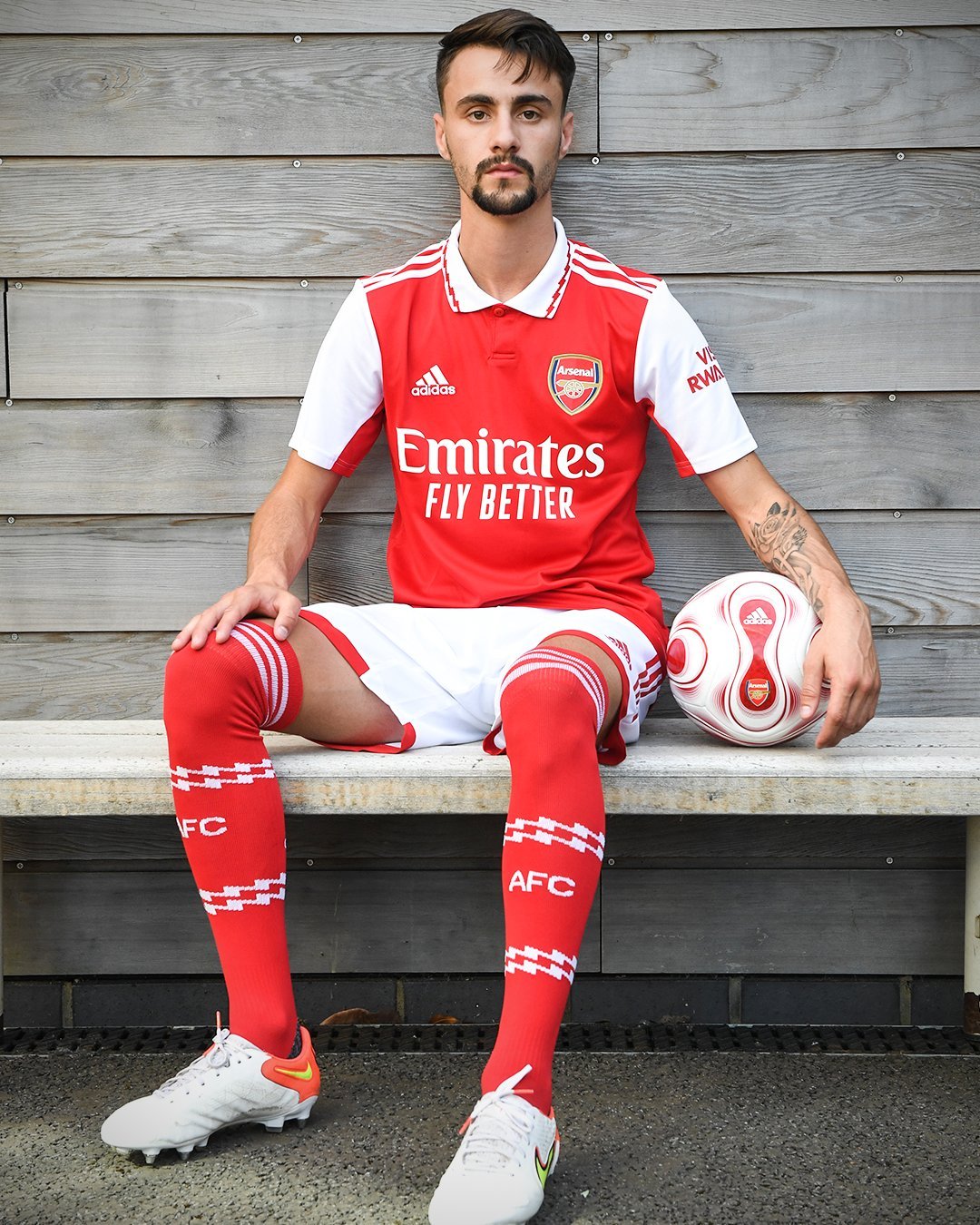 开云网站-英超赛程吃紧，塞维利亚冲刺阶段复出首秀，质疑声仍在，团队化学反应显著的简单介绍